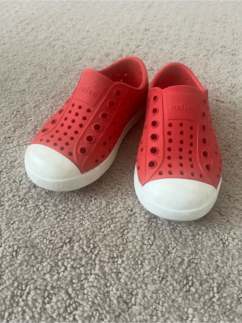native Jefferson Kids Slip-On Shoe in Coral Red